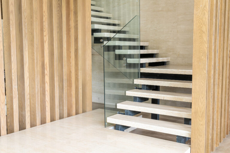 Read more about the article Jak profesjonalnie zamontować lamele przy schodach?