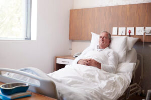 Read more about the article Jak podwyższyć łóżko dla osoby chorej? Praktyczne porady