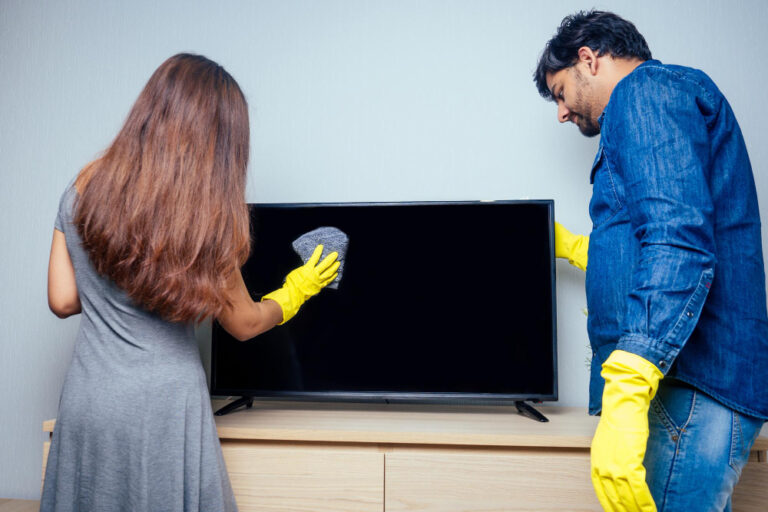 Read more about the article Czym czyścić ekran telewizora? Skueczne i praktyczne metody