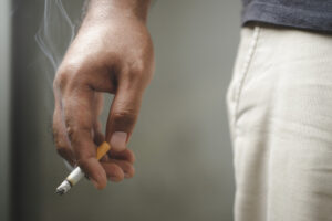 Read more about the article Jak pozbyć się zapachu papierosów? Domowe sposoby