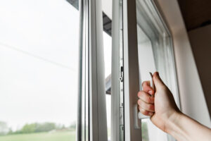 Read more about the article Zaparowane okna w domu – jak sobie z nimi poradzić? Domowe sposoby na parujące szyby