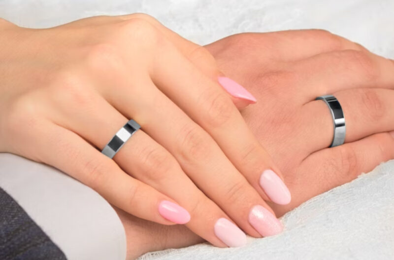 Czarne obrączki ślubne jako symbole nierozerwalnej, magicznej więzi – poznaj najciekawsze odsłony