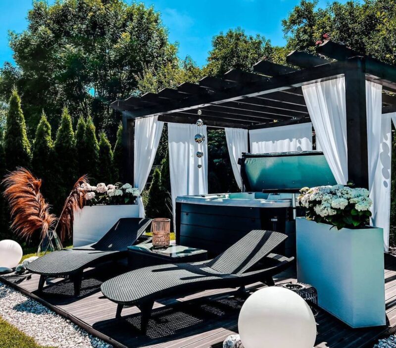 Szybki Przewodnik: Tworzenie Przytulnej Strefy Relaksu z Jacuzzi Ogrodowym marki CenterSpa
