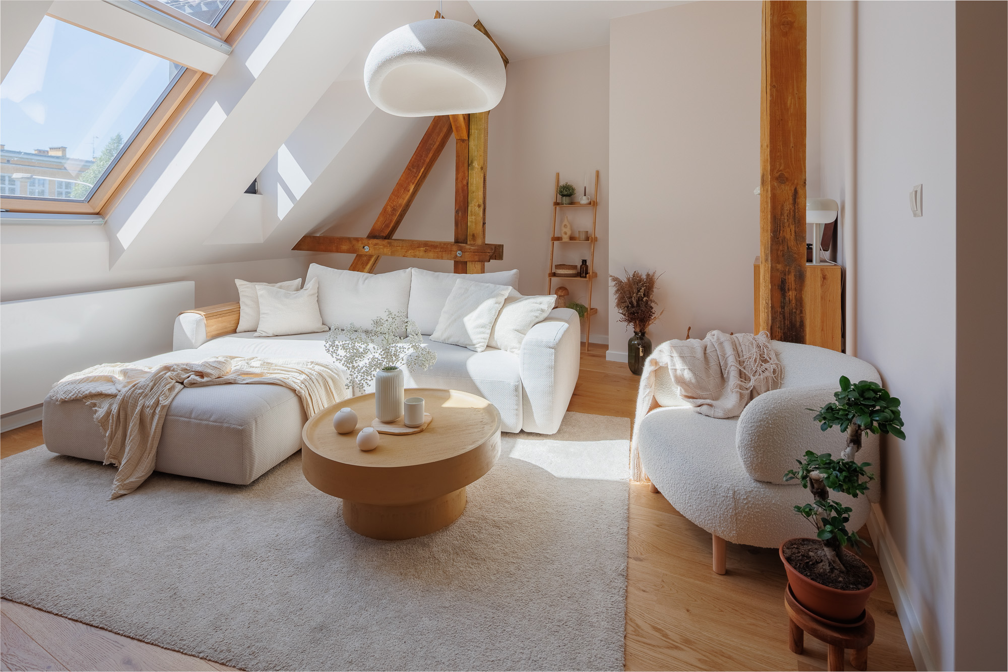 Czy drewniana podłoga pasuje do nowoczesnego wnętrza? Odkryj sposoby na harmonijną aranżację!