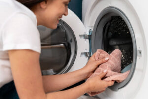 Read more about the article Jak wyczyścić szufladę pralki domowymi sposobami? Kilka sprawdzonych metod