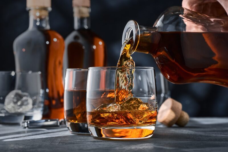 Whisky, whiskey i burbon – czym się różnią?