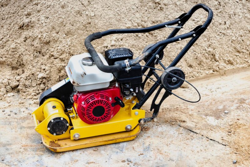 Zagęszczarka na budowę – czym kierować się przy wyborze?