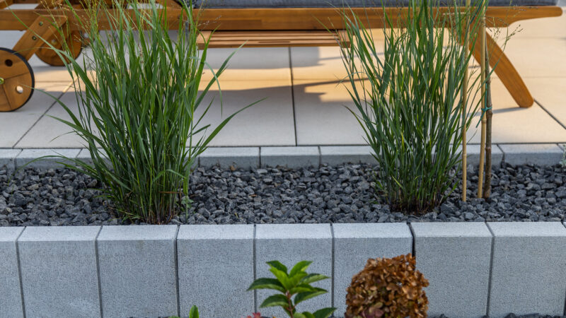 Jakie obrzeża wybrać do kostki brukowej? Zalety grafitowych rozwiązań