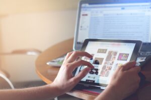 Read more about the article Internet w nowym domu – jak wybrać najlepsze rozwiązanie dla siebie?
